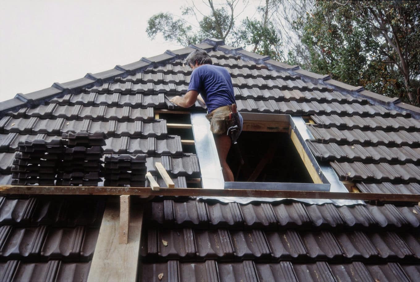 mężczyzna podczas renowacji dachu